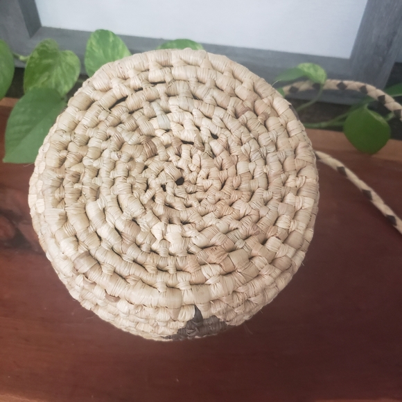 Woven Handing Basket with Lid - Picture 11 of 11